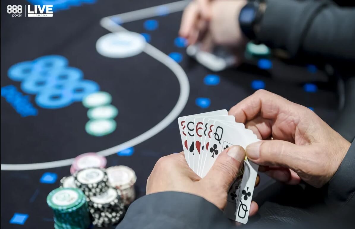 Ein Pokerspieler mit einer PLO-Hand bestehend aus fünf Karten